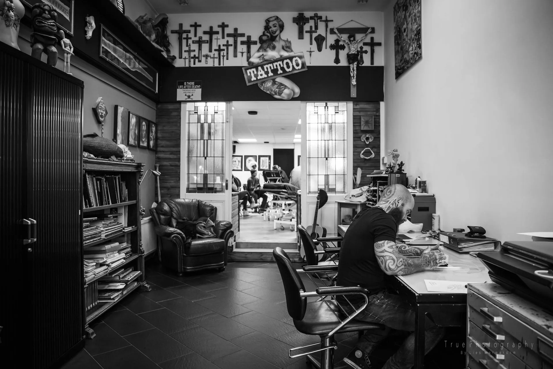 Dagje in de tattoo shop foto