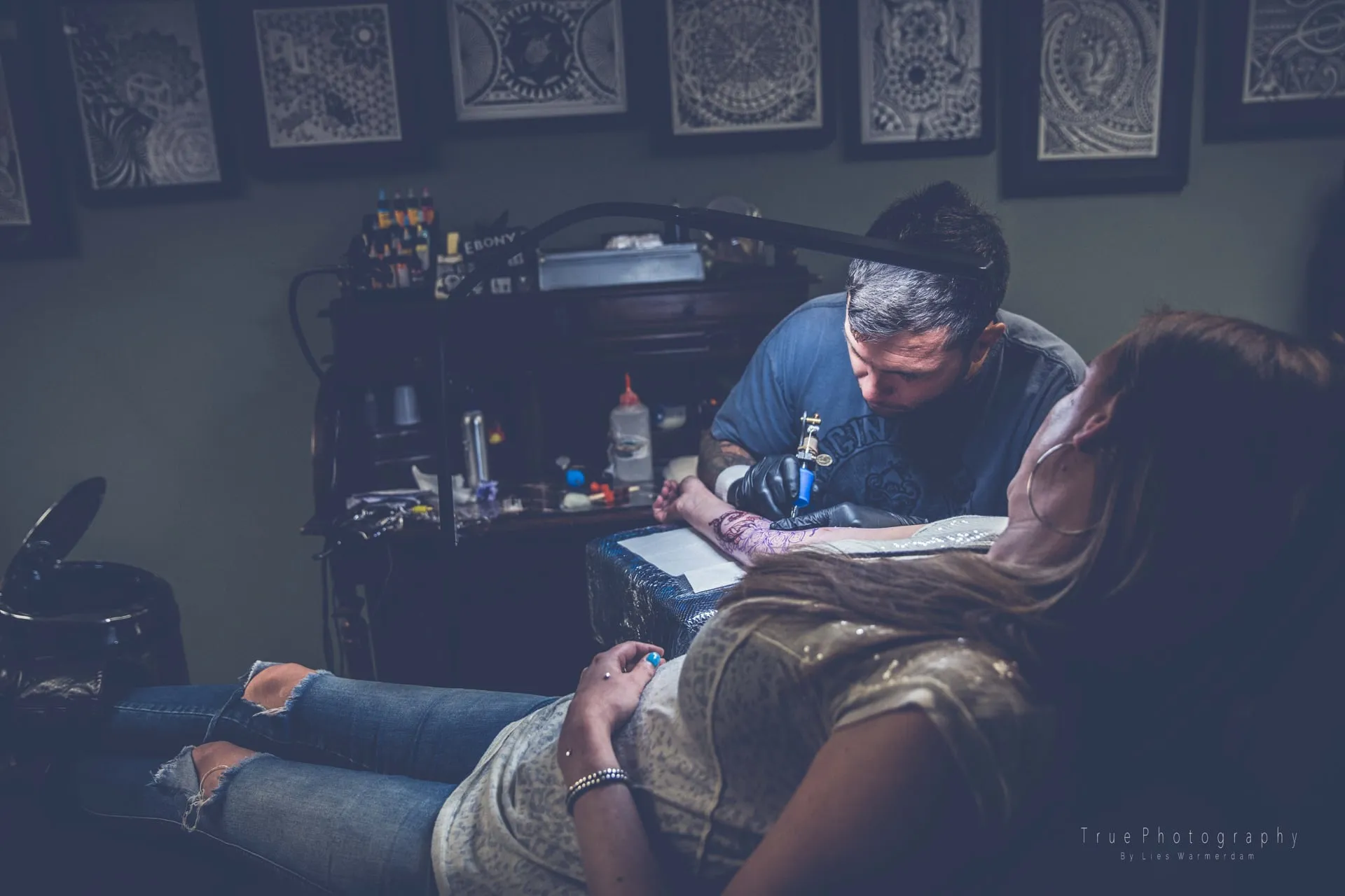 Dagje in de tattoo shop foto