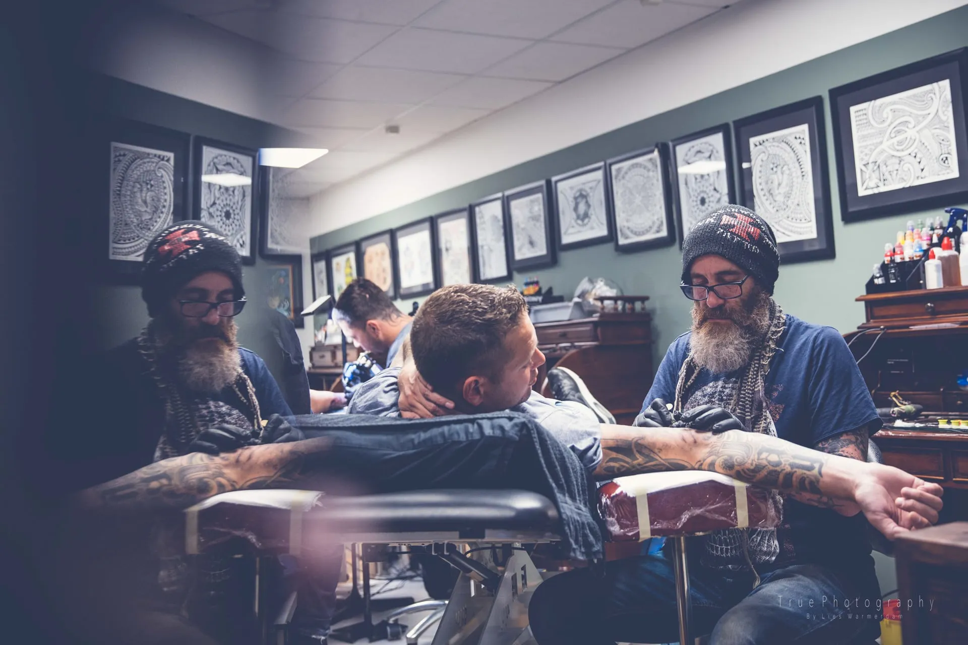 Dagje in de tattoo shop foto