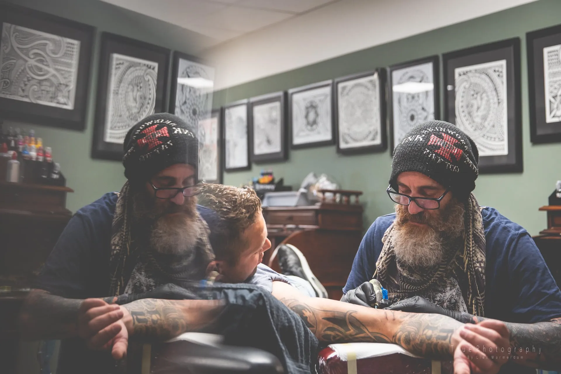 Dagje in de tattoo shop foto