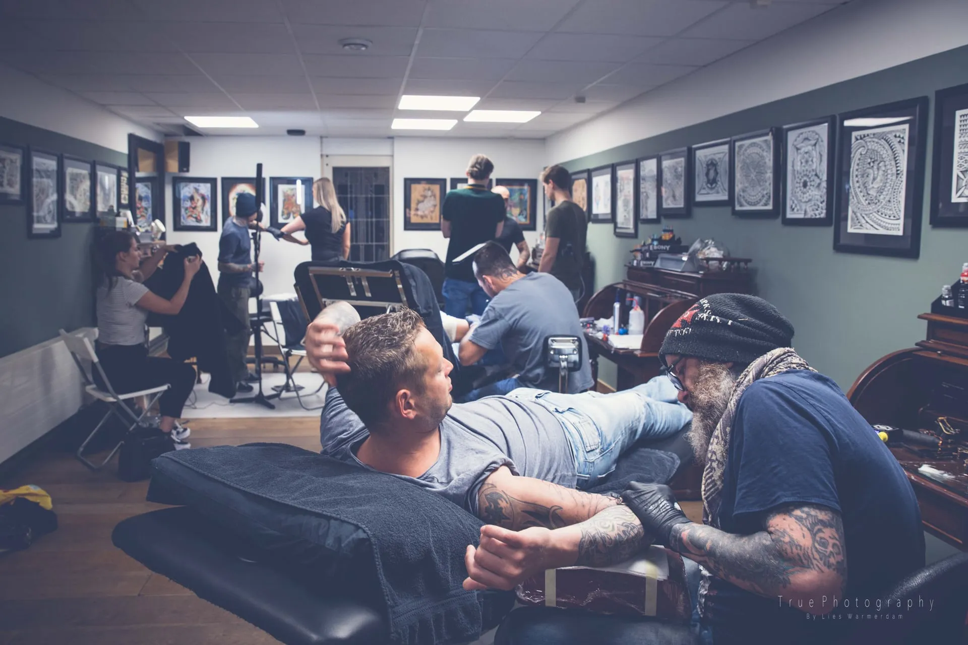 Dagje in de tattoo shop foto