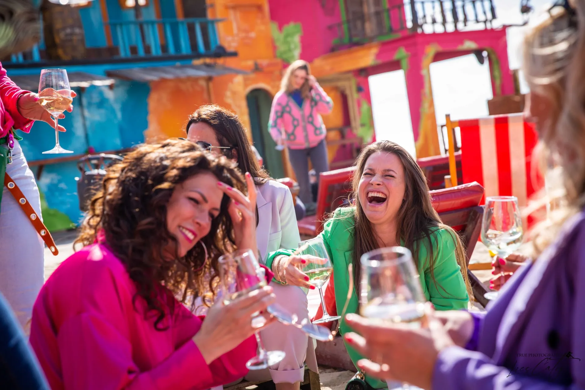 Friends.. and wine foto