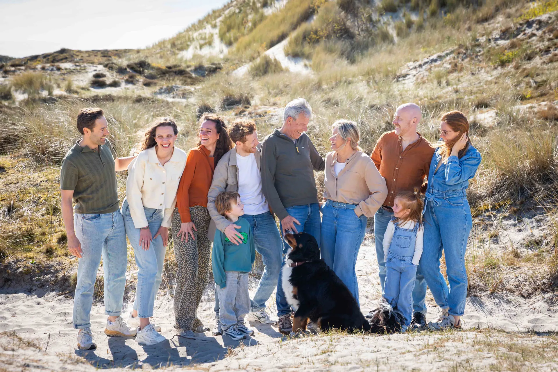 Spontane familiefoto’s in de duinen van Hargen. foto