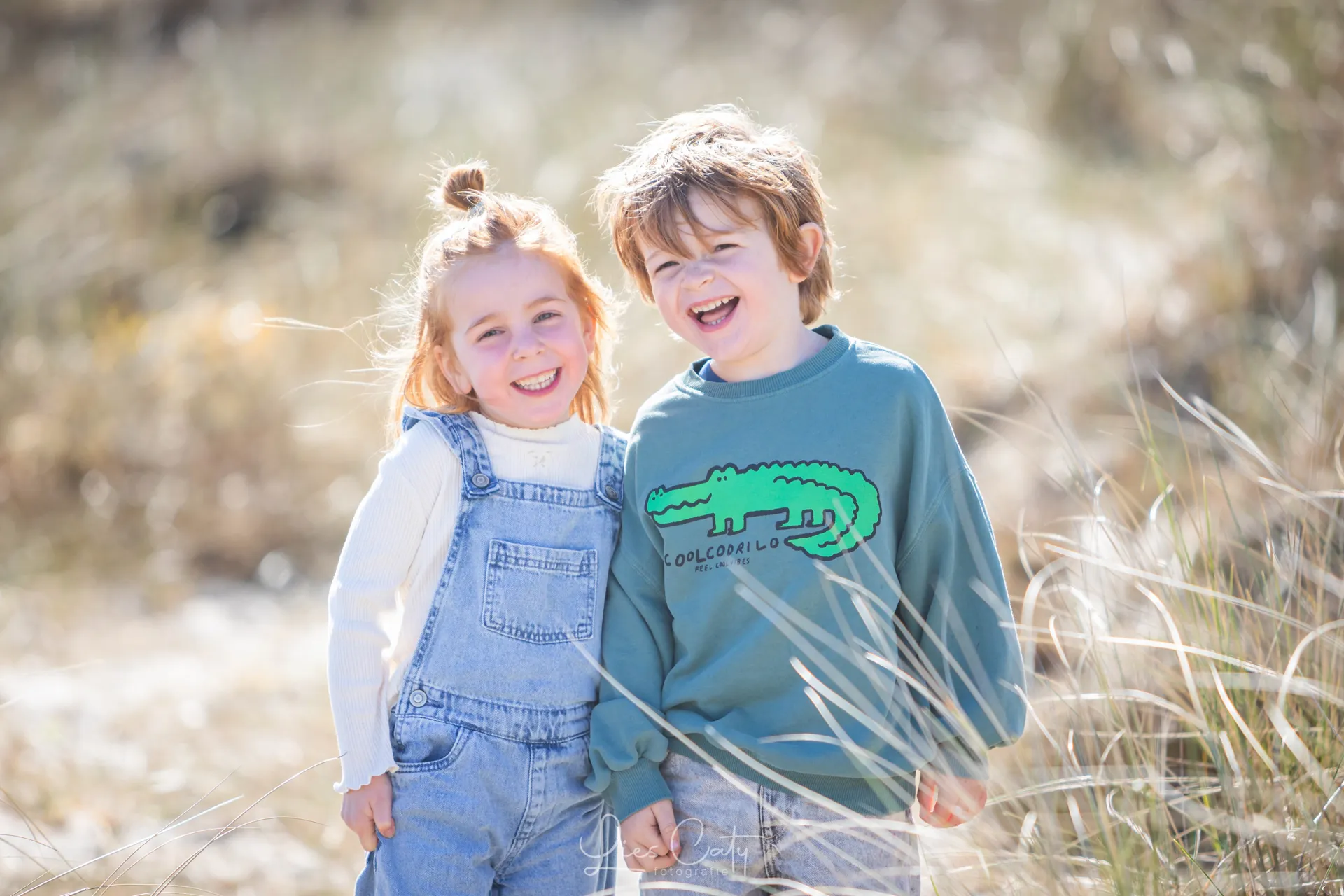 Spontane familiefoto’s in de duinen van Hargen. foto