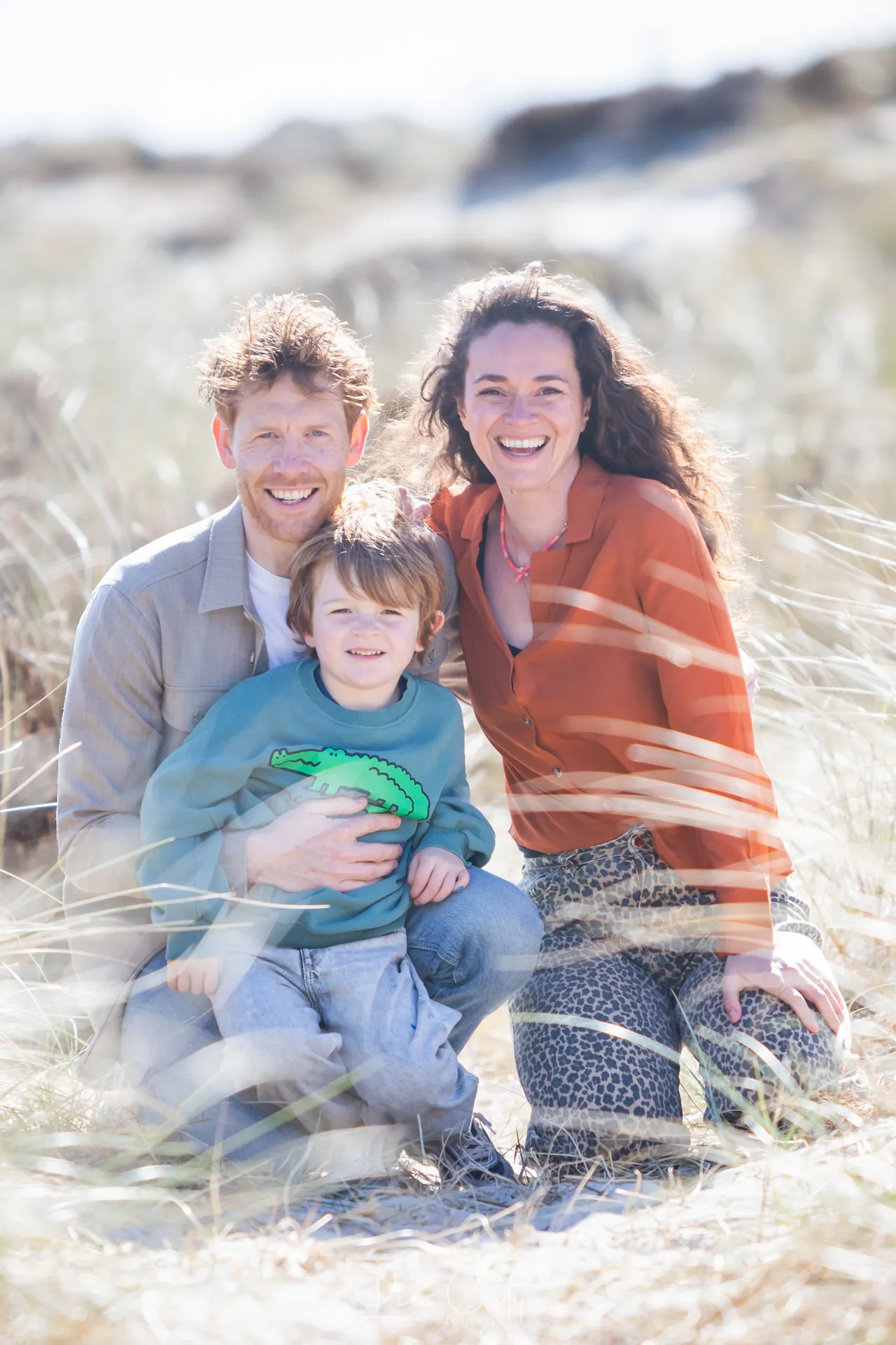 Spontane familiefoto’s in de duinen van Hargen. foto