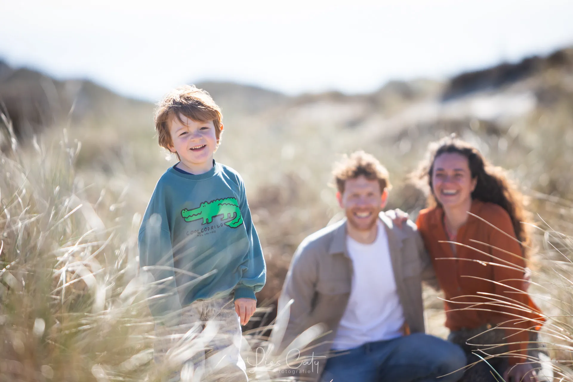 Spontane familiefoto’s in de duinen van Hargen. foto
