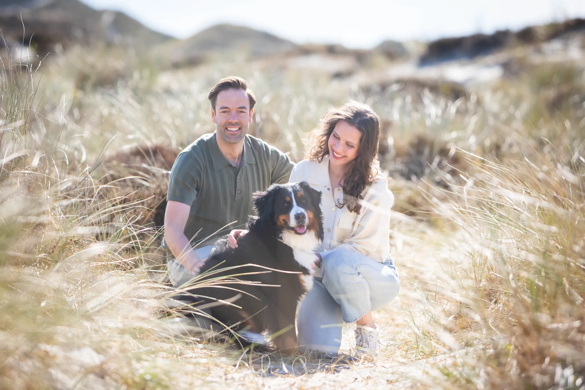 Spontane familiefoto’s in de duinen van Hargen. foto