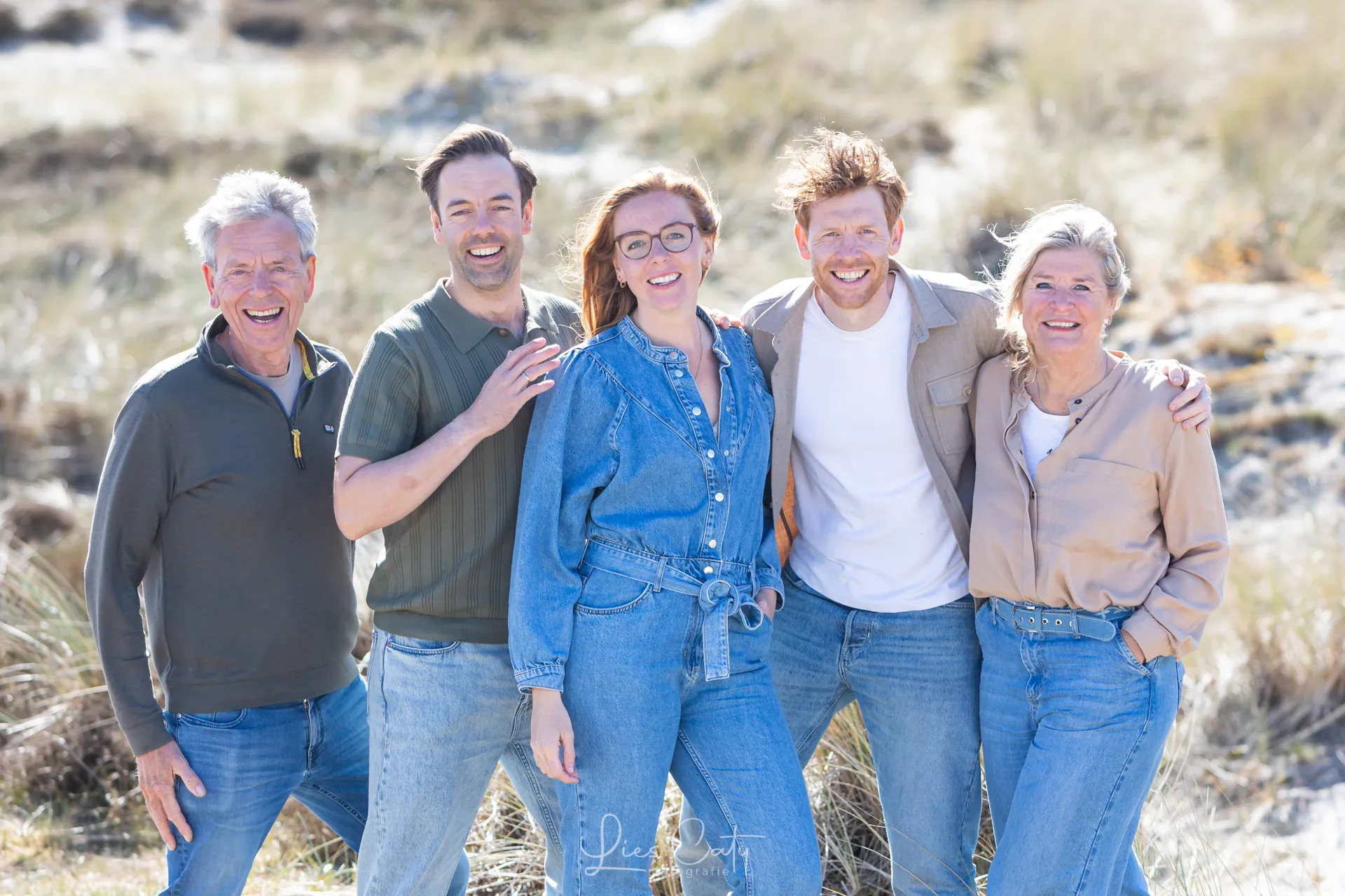 Spontane familiefoto’s in de duinen van Hargen. foto