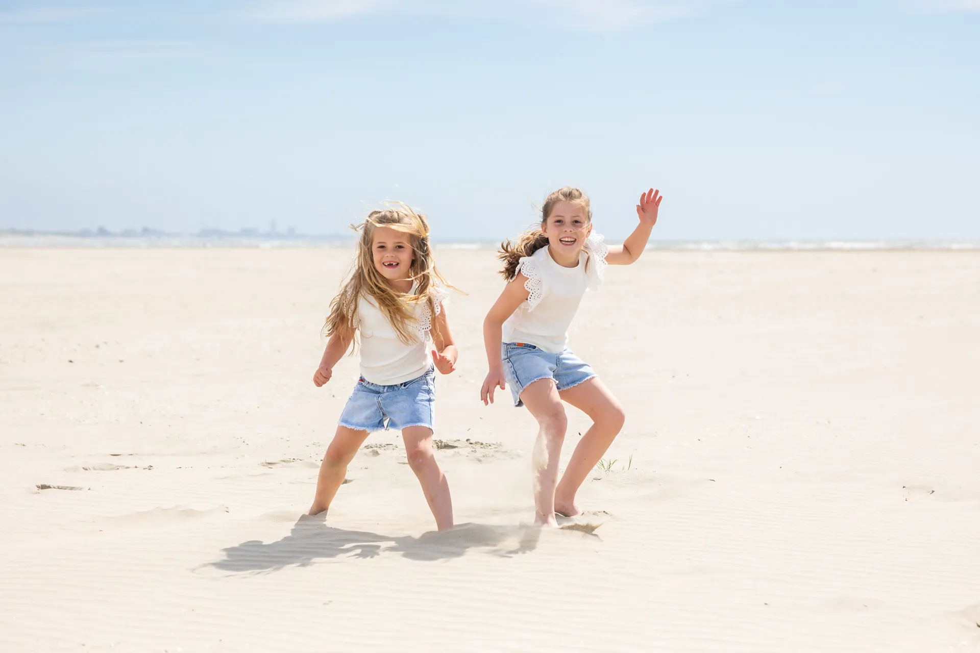 Gezinsfotografie op het strand van IJmuiden vol plezier, liefde en zand!