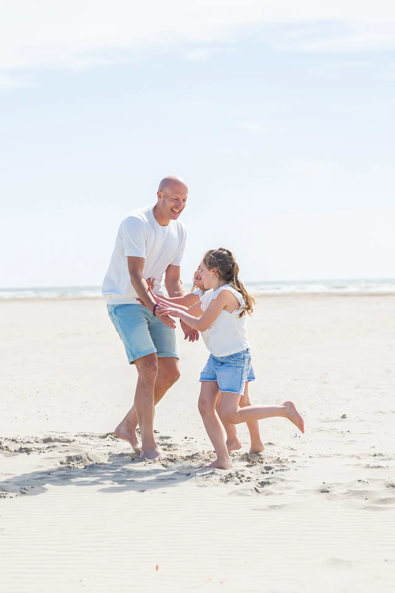 Gezinsfotografie op het strand van IJmuiden vol plezier, liefde en zand! foto