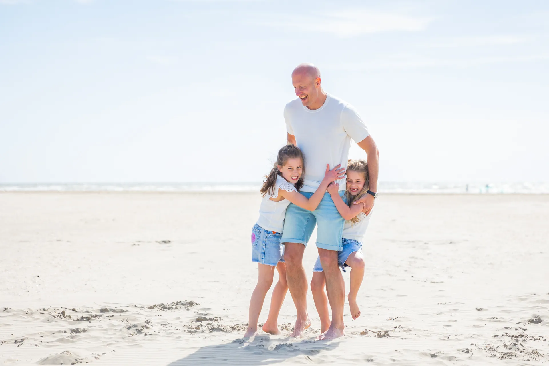 Gezinsfotografie op het strand van IJmuiden vol plezier, liefde en zand! foto