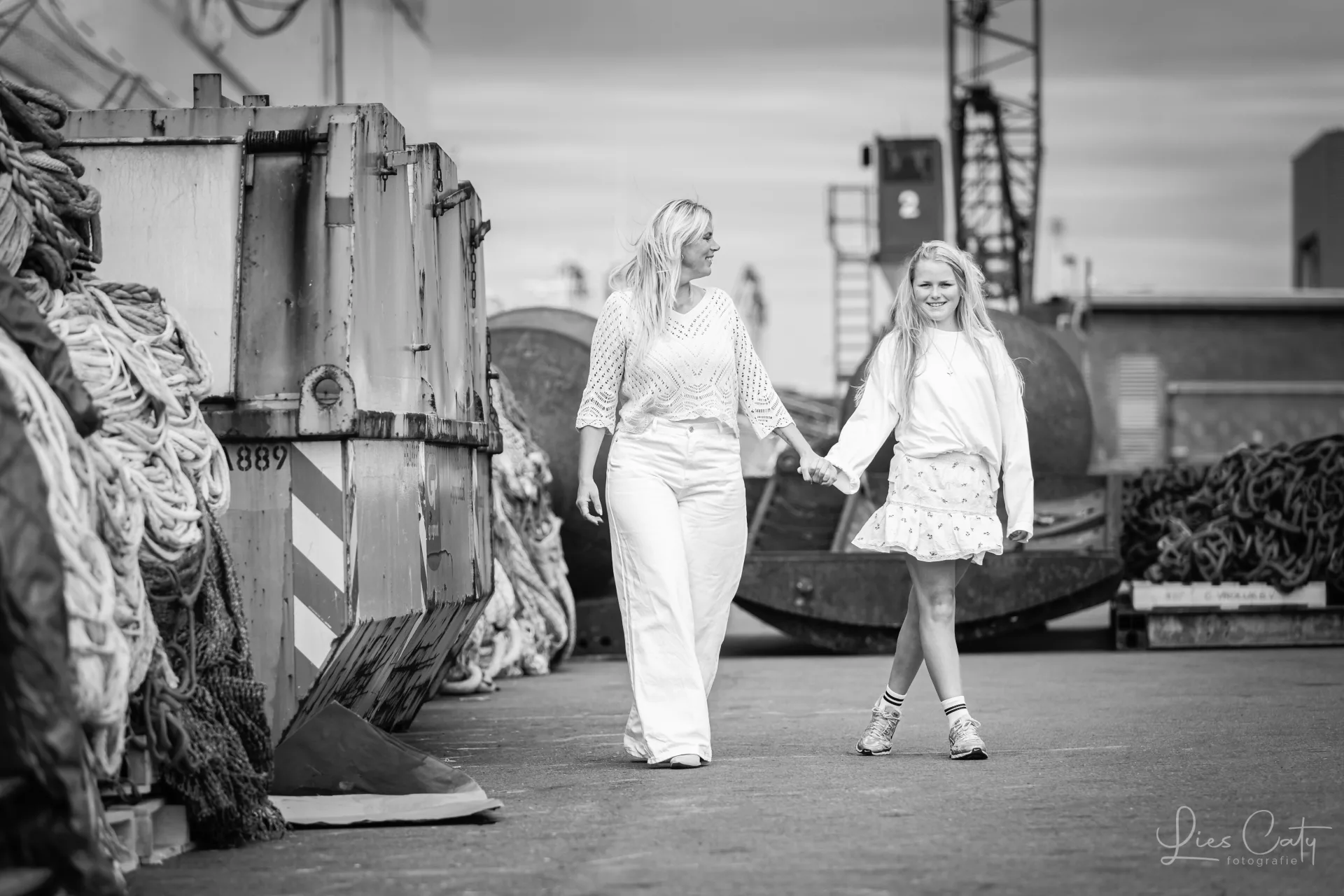 Moeder & dochter. Een stoere zwart-wit shoot in IJmuiden foto